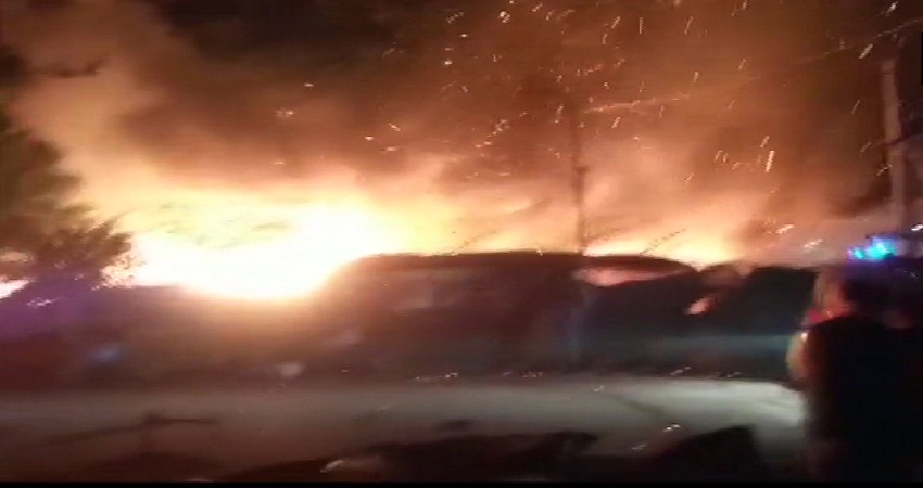 Delhi: ओखला स्थित संजय कॉलोनी में लगी आग, दमकल की गाड़ियां मौके पर, कोई हताहत नहीं Delhi: ओखला स्थित संजय कॉलोनी में लगी आग, दमकल की गाड़ियां मौके पर, कोई हताहत नहीं